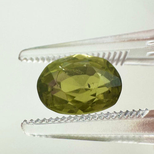 Saphir vert de Ceylan - Pierre ovale 2,47 ct naturelle non chauffée 58 Facettes