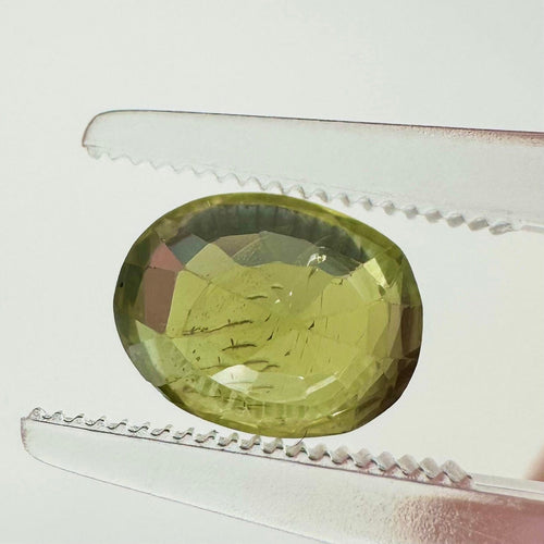 Saphir vert de Ceylan - Pierre ovale 2,47 ct naturelle non chauffée 58 Facettes