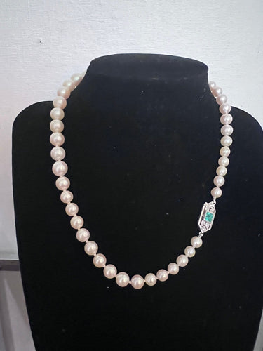 Collier Akoya - Collier 49 perles, fermoir platine, émeraude et diamants 58 Facettes 948