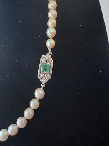 Collier Akoya - Collier 49 perles, fermoir platine, émeraude et diamants 58 Facettes 948