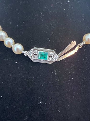 Collier Akoya - Collier 49 perles, fermoir platine, émeraude et diamants 58 Facettes 948
