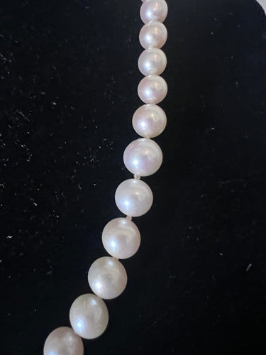Collier Akoya - Collier 49 perles, fermoir platine, émeraude et diamants 58 Facettes 948
