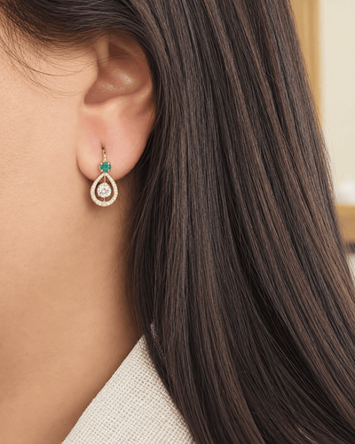 Boucles d'oreilles Boucles d'oreilles dormeuses en or jaune, émeraudes et diamants 58 Facettes 33325