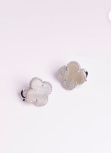 Boucles d'oreilles Van Cleef & Arpels Vintage Alhambra - Boucles d'oreilles en or blanc et nacre 58 Facettes jnci66