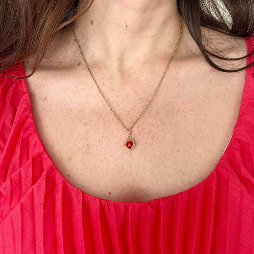 Pendentif cage perle de corail en or jaune_porté.jpeg