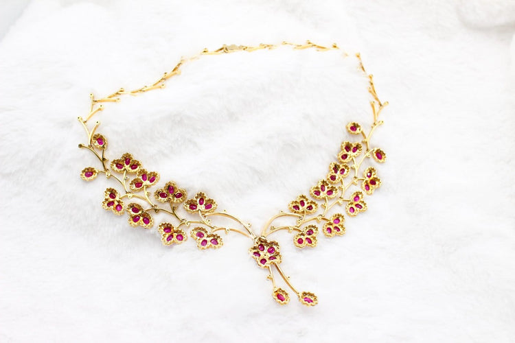 Parure florale en or jaune, rubis et diamants 58 Facettes 240164