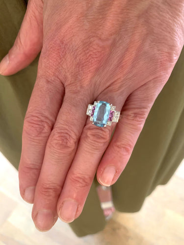 https://cdn.shopify.com/s/files/1/0647/1470/3075/files/BaguedeFiancailles-BagueAigue-Marine3CaratsSaphirsRosesDiamantsOrGris-JoaillerieParis-LesPierresd_3.jpg?v=1780747910