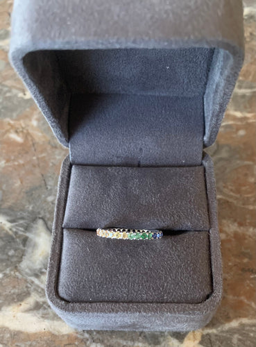 https://cdn.shopify.com/s/files/1/0647/1470/3075/files/BaguedeLuxe-AllianceTourCompletSaphirsArc-En-CielOrGris-JoaillerieParis-LesPierresdeJulie_4.jpg?v=1780760513