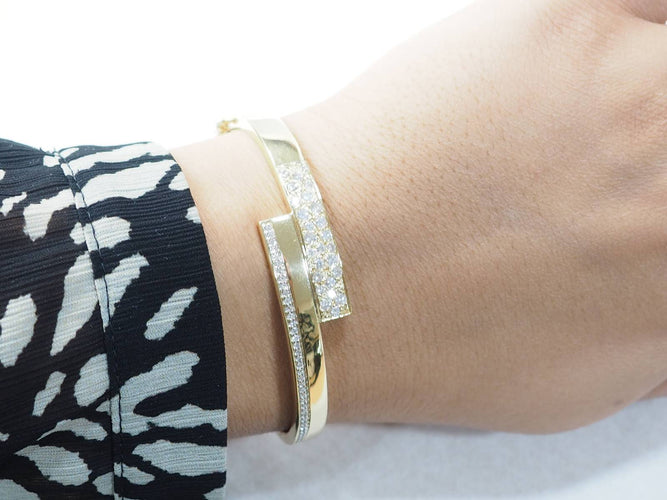 Bracelet Bracelet jonc ouvrant en or jaune et diamants 58 Facettes 33362