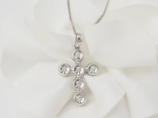 Collier Collier - Croix en or blanc et diamants 58 Facettes 21080