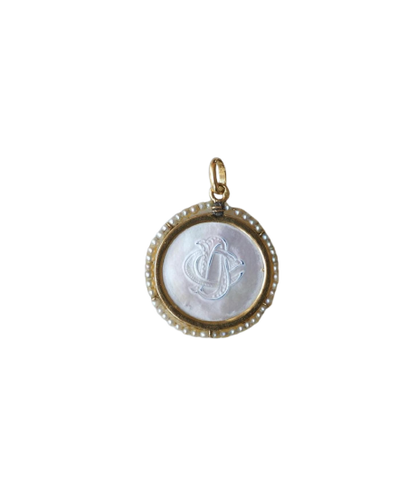 Médaille ancienne Ange Penseur en or jaune, nacre et perles
