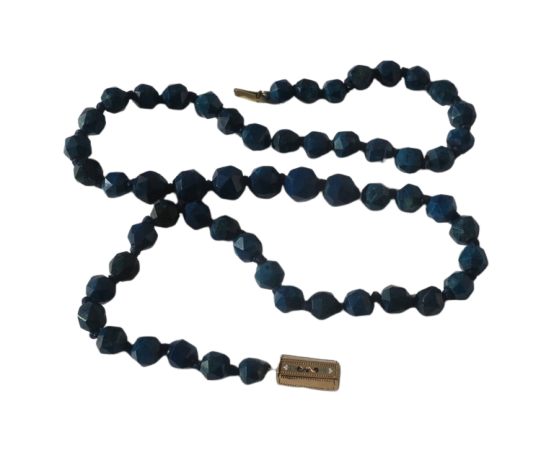 Collier en chute en pierres bleues naturelles et fermoir or rose émaillé