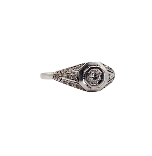 Bague chevalière Art déco en or blanc, platine et diamants