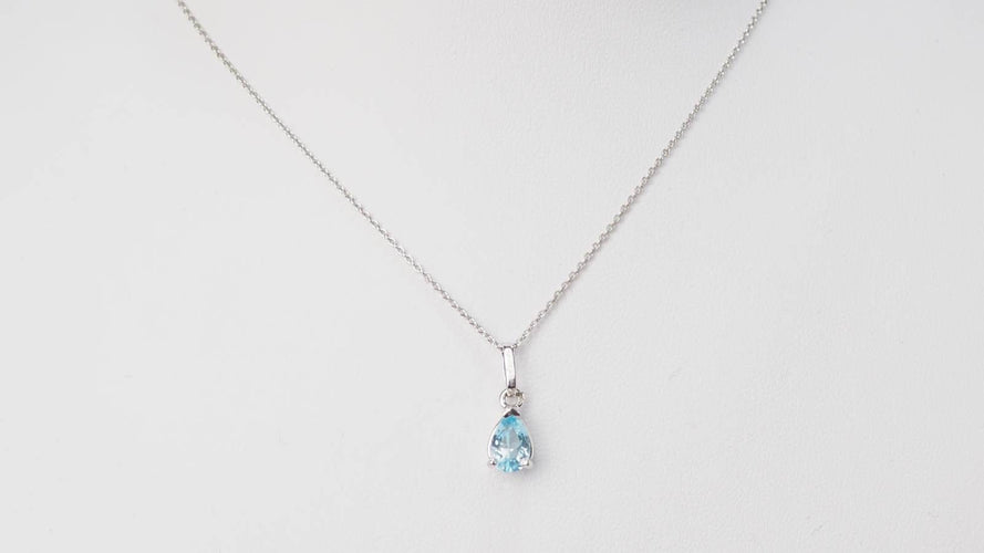 Collier Collier solitaire en or blanc et topaze bleue 58 Facettes CLAL