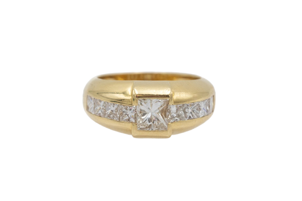 Bague chevalière en or jaune 18 carats et diamants princesse