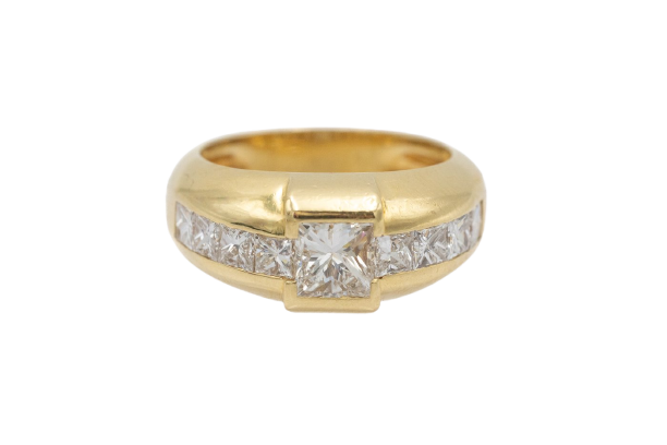 Bague chevalière en or jaune 18 carats et diamants princesse