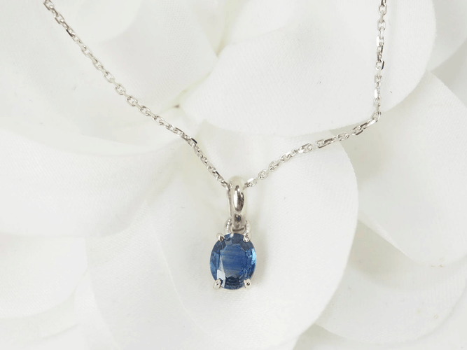Collier Collier solitaire en or blanc 18 kt avec saphir ovale 58 Facettes CLAL OG Saph