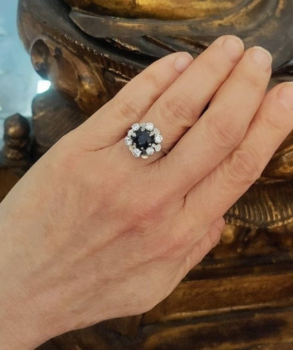 Bague 55 Bague marguerite en or blanc, saphir et diamants 58 Facettes 614