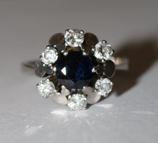 Bague 55 Bague marguerite en or blanc, saphir et diamants 58 Facettes 614