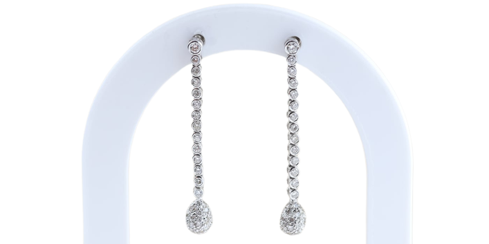 Boucles d'oreilles pendantes en or blanc 18K et diamants