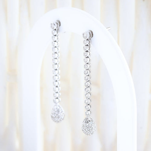 Boucles d'oreilles Boucles d'oreilles pendantes en or blanc 18K et diamants 58 Facettes D-66611