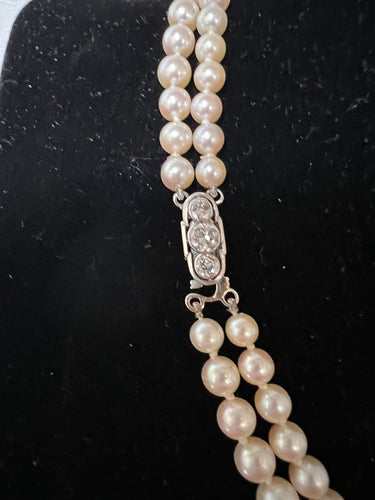 Collier Collier deux rangs en or, platine, perles Akoya et diamants 58 Facettes 930