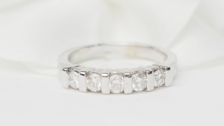 Bague 53.5 Demi-alliance en or blanc et diamants 0,60 ct 58 Facettes 31384