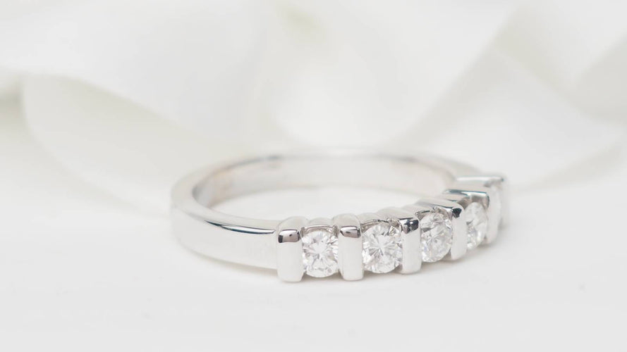 Bague 53.5 Demi-alliance en or blanc et diamants 0,60 ct 58 Facettes 31384