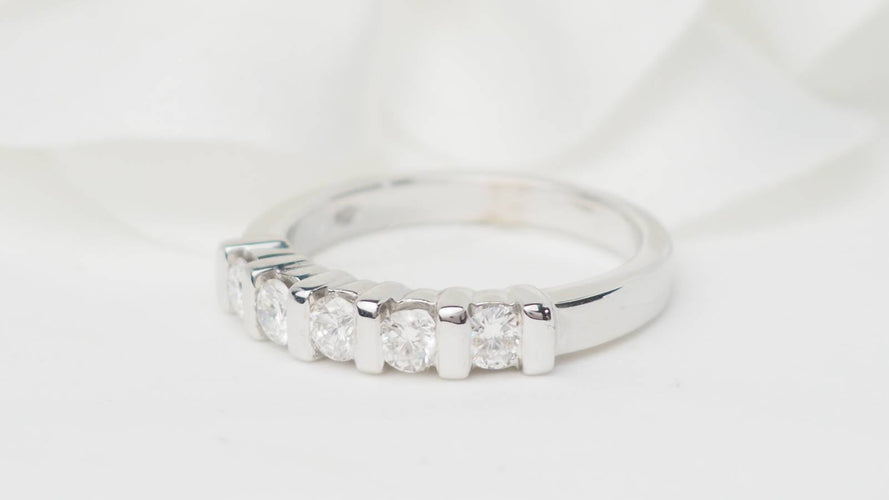 Bague 53.5 Demi-alliance en or blanc et diamants 0,60 ct 58 Facettes 31384