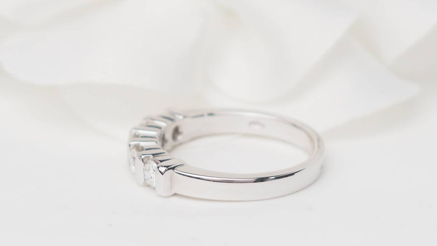 Bague 53.5 Demi-alliance en or blanc et diamants 0,60 ct 58 Facettes 31384