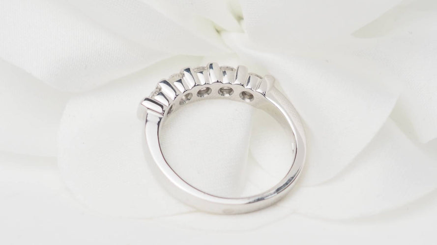 Bague 53.5 Demi-alliance en or blanc et diamants 0,60 ct 58 Facettes 31384