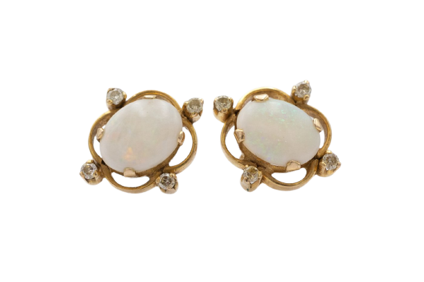 Boucles d'oreilles anciennes en or jaune, opales et diamants