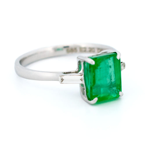 Bague 52.5 Bague solitaire en or blanc 14K, émeraude et diamants baguette 58 Facettes 9456581619514AB0AA9CA930A9609758
