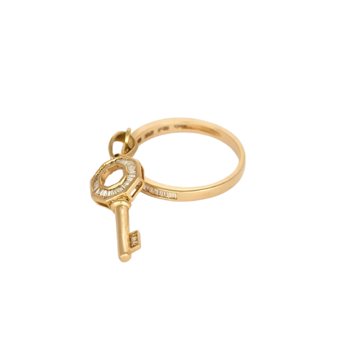 Bague motif clé en or rose et diamants baguette