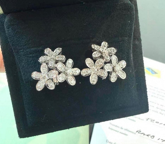 Boucles d'oreilles Van Cleef & Arpels Socrate - Boucles d’oreilles en or blanc et diamants 58 Facettes jnci81
