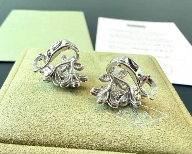 Boucles d'oreilles Van Cleef & Arpels Socrate - Boucles d’oreilles en or blanc et diamants 58 Facettes jnci81