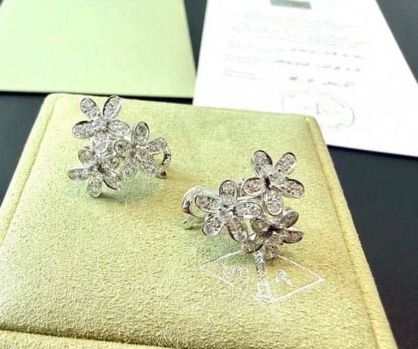 Boucles d'oreilles Van Cleef & Arpels Socrate - Boucles d’oreilles en or blanc et diamants 58 Facettes jnci81