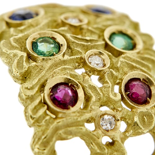 Bague 56 Bague ajourée en or jaune avec rubis, émeraudes, saphirs et diamants 58 Facettes 40254