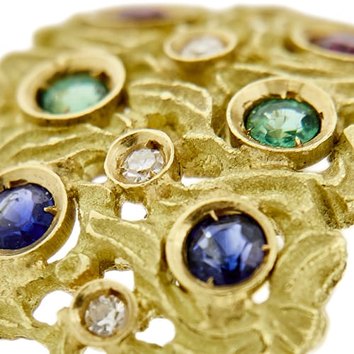 Bague 56 Bague ajourée en or jaune avec rubis, émeraudes, saphirs et diamants 58 Facettes 40254