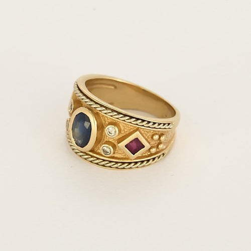 Bague 52 Bague d'archer en or jaune, saphir, diamants et rubis 58 Facettes B250394