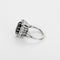 Bague 52 Bague marguerite en or blanc, saphir et diamants 58 Facettes B260316