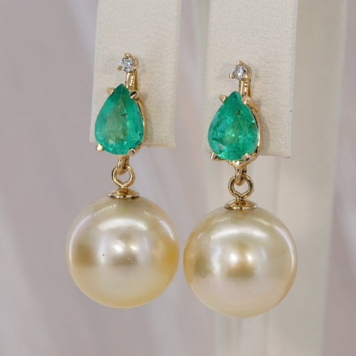 Boucles d'oreilles Boucles d'oreilles en or jaune 14 ct, émeraudes, perles et diamants 58 Facettes E026