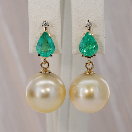 Boucles d'oreilles Boucles d'oreilles en or jaune 14 ct, émeraudes, perles et diamants 58 Facettes E026