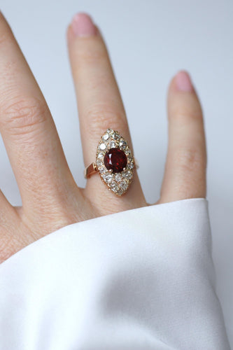 Bague 52 Bague marquise ancienne en or rose, spinelle rouge et diamants 58 Facettes