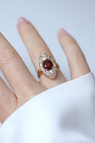 Bague 52 Bague marquise ancienne en or rose, spinelle rouge et diamants 58 Facettes