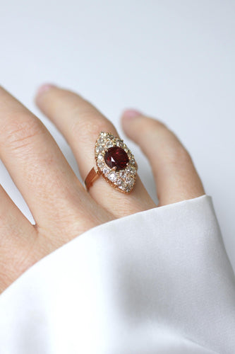Bague 52 Bague marquise ancienne en or rose, spinelle rouge et diamants 58 Facettes