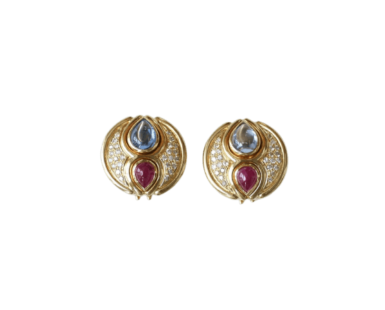 Boucles d'oreilles en or jaune, saphirs, rubis et diamants