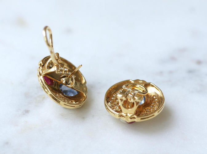 Boucles d'oreilles Boucles d'oreilles en or jaune, saphirs, rubis et diamants 58 Facettes