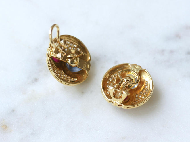 Boucles d'oreilles Boucles d'oreilles en or jaune, saphirs, rubis et diamants 58 Facettes