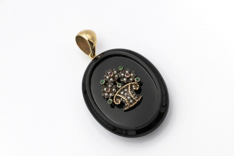 Pendentif Médaillon ancien en onyx, or jaune, argent, rubis, émeraudes et perles 58 Facettes 12234